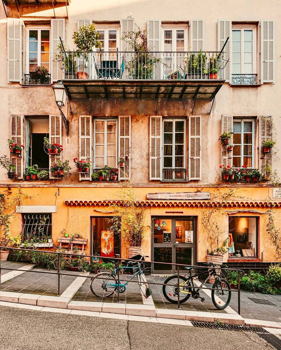 Bonjour ! Bonne journée à tous et merci à bmseventh pour sa belle photo prise dans le Vieux-Nice ! #Nice06 #NissaLaBella #ILoveNice