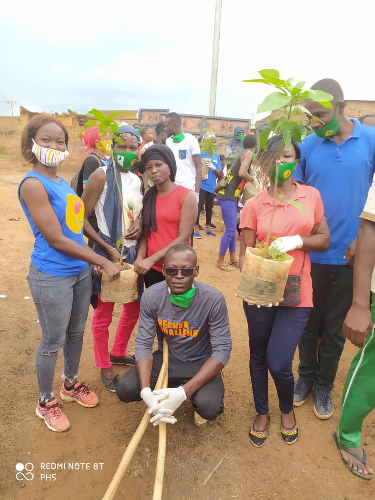 JeSuisLHT's tweet photo. Plus d’une #centaine de #jeunes étaient réunis, Hier Dimanche 30 Août à SAABA  pour une activité de #Nettoyage, de #Reboisement et de #Sensibilisation organisée par la #Cellule #Opération #Ville #Propre de #SAABA. 
#sensibilisation 
#reboisement🌲🌺🌳🌼🌴 
#nettoyage 
#OVP https://t.co/OmkbqgCc6l