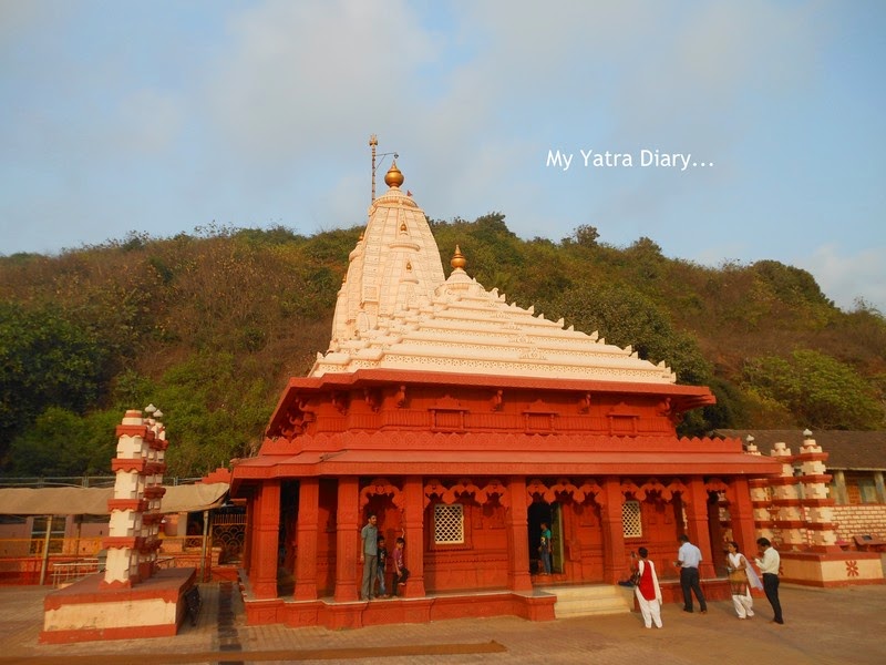 7. Ganpatipule, Ratnagiri - MaharashtraNestled in the heavenly lap of nature by the dancing sand dunes of the pristine beaches of the Konkan coast of Maharashtra is a nearly 400 year old ancient Swayambhu Ganpati Temple. http://bit.ly/3lH30k7  #GanpatiBappaMorya