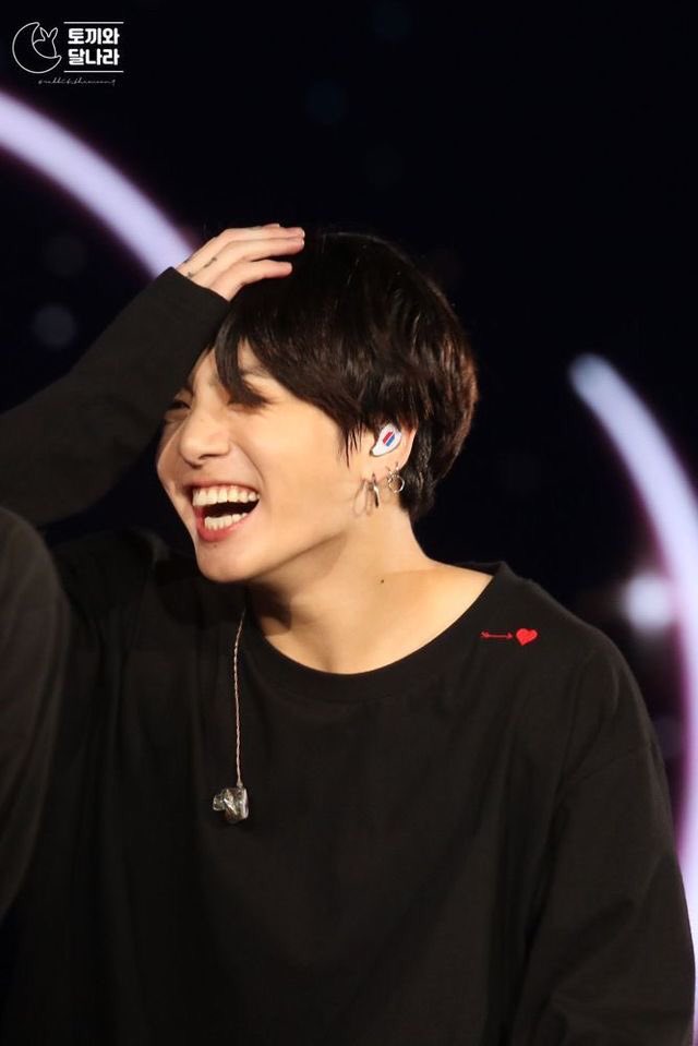   #jungkook’s heart warming smile; a thread: