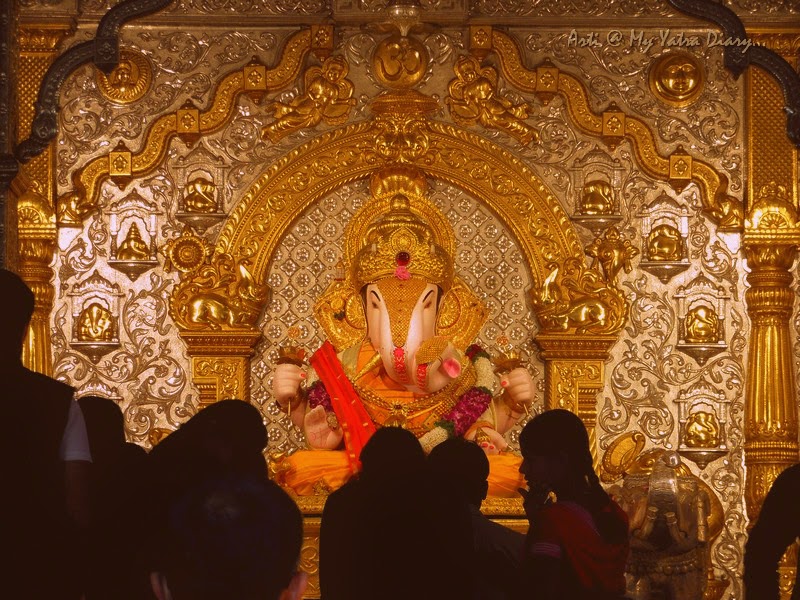 10. Shreemant Dagduseth Halwai Ganapati Temple, Pune, Maharashtra:It was established by Dagduseth, a famous Sweets merchant from Pune, in 1896, and was coincided with Lokmanya Tilak starting the Public Ganesh Festival in 1894. http://bit.ly/3lH30k7  #GanpatiBappaMorya