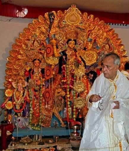 Ramshankar1995's tweet photo. प्रणब दा का ये रूप भी अपने आप में बहुत कुछ कहता है। कहीं भी रहें लेकिन दुर्गा पूजा में कोलकाता जाना, माँ की आराधना में स्वयँ को लगा देना। श्रद्धांजलि प्रणब दा!🙏 https://t.co/r996oWcYyE