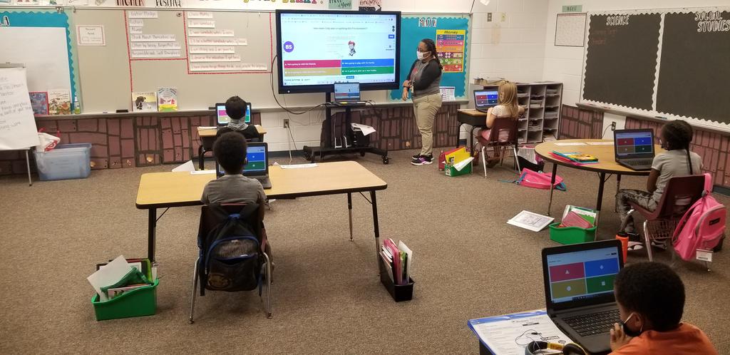 Mrs. Stewart at Hces playing Kahoot synchronously via <a href="/MicrosoftTeams/">Microsoft Teams</a> Meet with friends at home and in class. #onslowdlt