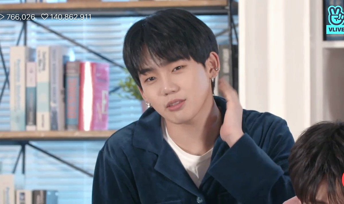 Choi Hyunsuk being effortlessly cute is considered as a talent. 

Good night, you did well today Leader Choi! 💜

🔗vlive.tv/video/209542

#TREASURE #트레저 #トレジャー #최현석 #CHOIHYUNSUK <a href="/treasuremembers/">TREASURE</a>