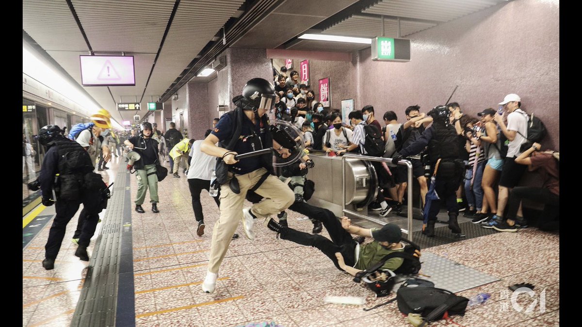 YyHker's tweet photo. @lukedepulford @hkpoliceforce After one year,#HKPoliceBrutality is getting worse.
#HongKong gov allow police to indiscriminately attack citizens even though the pregnant women and kid.
That’s why #Hongkonger still fight for #freedom.

#831PrinceEdward #standwithHongKong https://t.co/emt9b2UEDQ