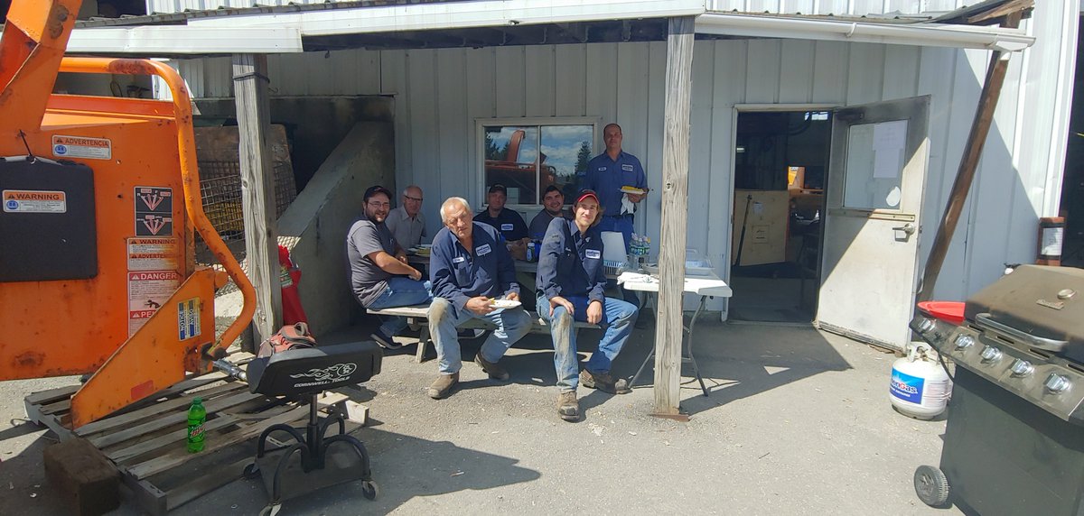 BeauregardEquip's tweet photo. Big shout out to Cummings Farms for the burger and steak lunch they provided for our Caribou crew on Friday! Yum!!! We love our customers and we love our farmers! #beaurgardequipment #cummingsfarms  #thankafarmer #farmme https://t.co/bKom663Ni4
