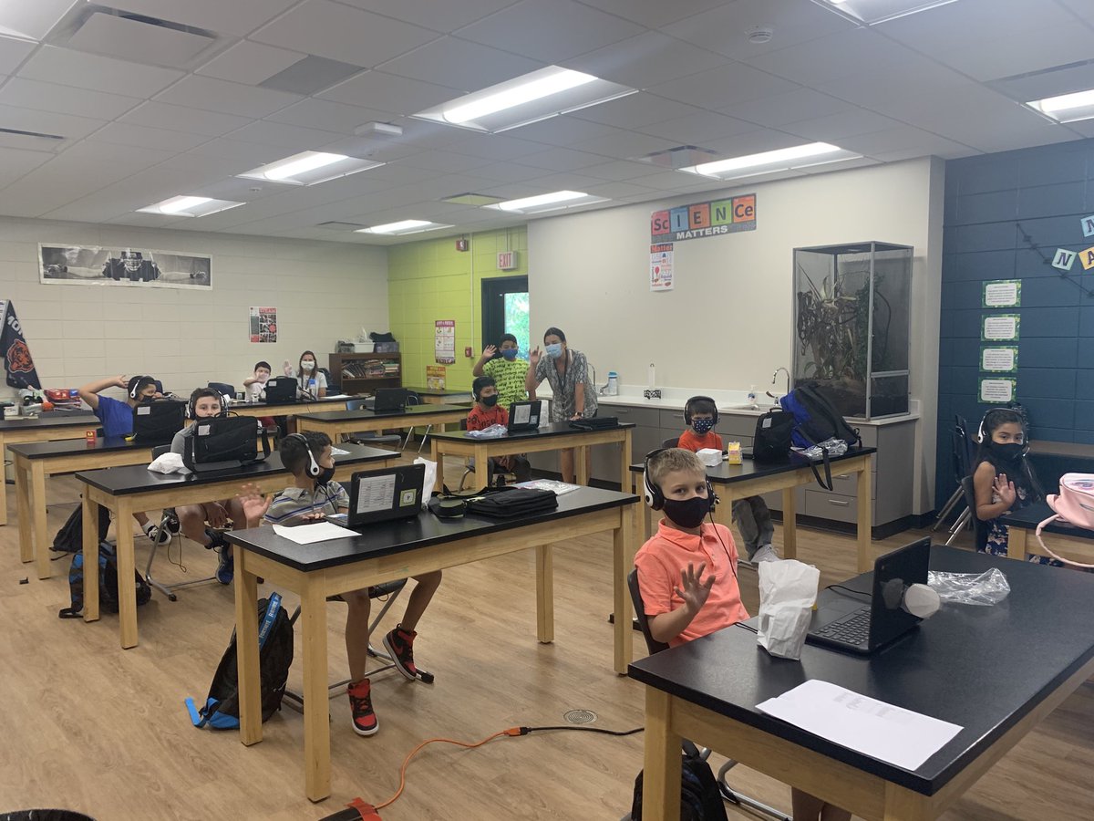 bsharmalewis's tweet image. 1st day of school ⁦@DLDistrict76 looks different, feels the same w/our amazing #D76Diamonds students and staff 🙏🏼♥️⁩⁦⁦SPARKLE ON💎 @linktohansen⁩ ⁦@Kurt_Preble⁩ ⁦@jfredericks10⁩ ⁦@brandonpederson⁩ ⁦@DoleBlake⁩ ⁦@themrcunningham⁩