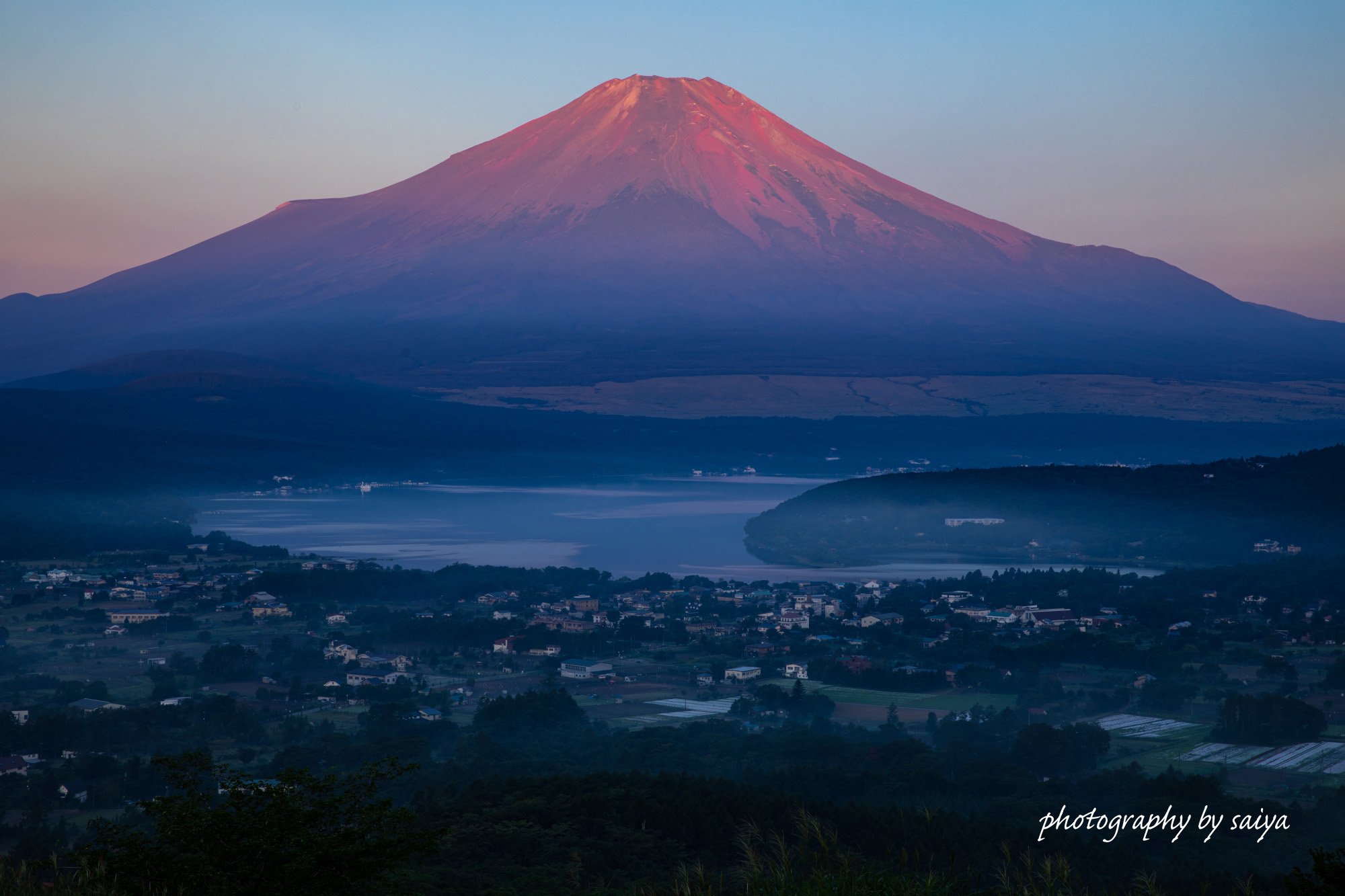 サイヤマン 年8月の富士山 多忙の中なんとか一回のみですが出撃できました 高台から赤富士 マリーゴールドと富士 新倉山の鳥居と富士 T Co 5df5ukc0qd Twitter