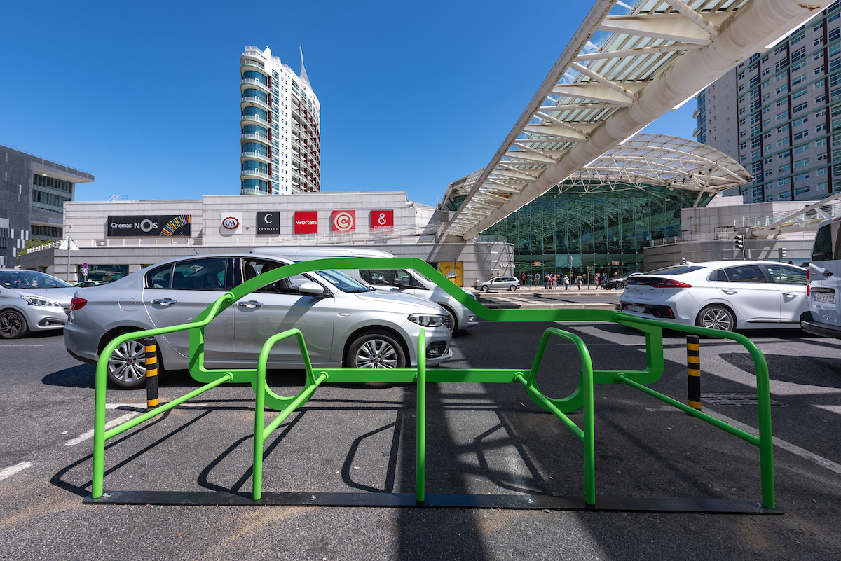 CamaraLisboa's tweet photo. Há cada vez mais espaço para a sua bicicleta em #Lisboa. 
Estão a ser instalados equipamentos para estacionamento em toda a cidade, e cada um permite acomodar cerca de 10 bicicletas no espaço de 1 carro. 🚲 https://t.co/0QasLhRJWn