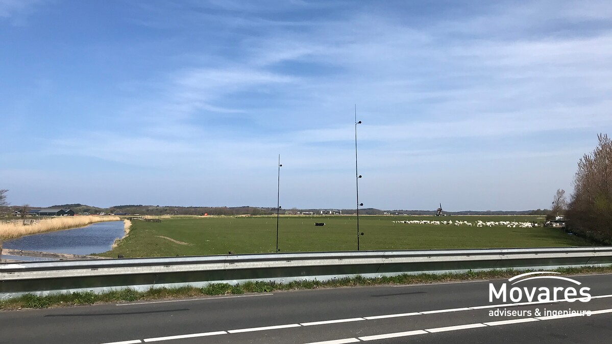 Zo'n 1 miljoen mensen heeft geluidsoverlast door wegverkeer (bron RIVM). Stefan Voeten ontwikkelde de GeluidVangrail. In een praktijkproef constateerde de prov.  Noord-Holland dat deze geluid aanzienlijk vermindert, wel met 2 tot 6 decibel. tinyurl.com/yypt44uj
