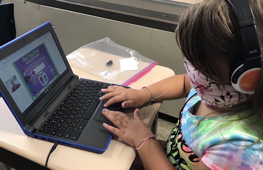 SantaJBMusic's tweet photo. For today’s music lesson I made videos with instructions for each slide.  Students enjoyed learning about strong beats and weak beats at their own paces on their Chromebooks.  I love it when technology works!  😀#MyJBLions @QuaverMusic https://t.co/oeFm9bxNd5
