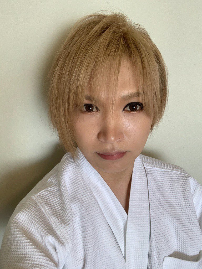 鬼龍院翔 ゴールデンボンバー 早朝からの長時間撮影が終わりましたよ 曇りかと思ったらギンギンに直射日光を浴びてしまったよ日焼けしたかも この写メは今日の撮影開始時の写真です 鬼龍院翔 ゴールデンボンバー 早朝からの長時間撮影が終わりましたよ 曇りかと思ったらギンギンに直射日光を浴びてしまったよ日焼けしたかも この写メは今日の撮影開始時の写真です