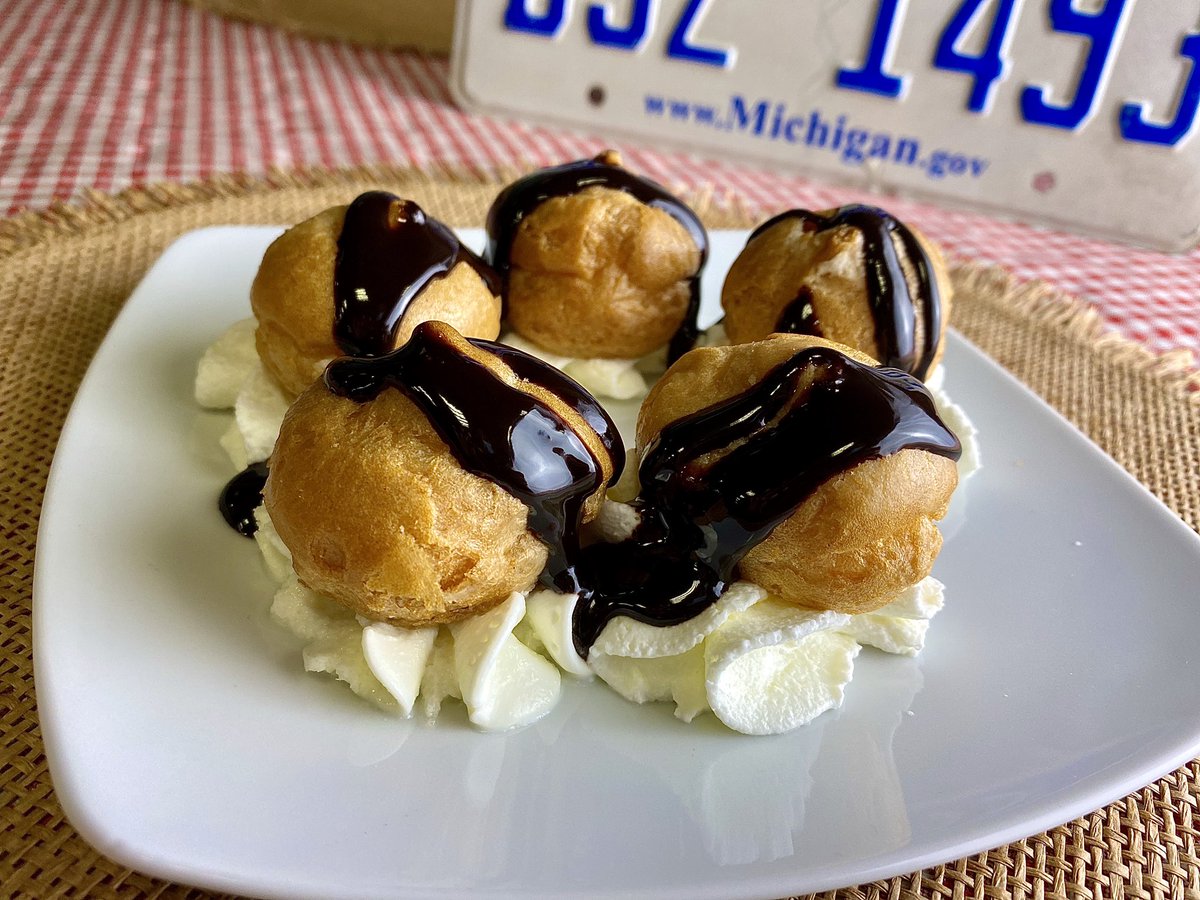 HermanosMorales's tweet photo. 👇🏻PROFITEROMANÍA:
1.f. Fascinación y amor intenso por los profiteroles rellenos de nata de #HermanosMorales 😜 
💥¿Tú también la padeces? ¡SON IRRESISTIBLES!🤤

📍Avenida Veintiocho de Febrero 16, 41007 Sevilla 
👉🏻 Nuestra carta: https://t.co/s2252NdZQW

#HermanosMorales https://t.co/IHPIcA44b4