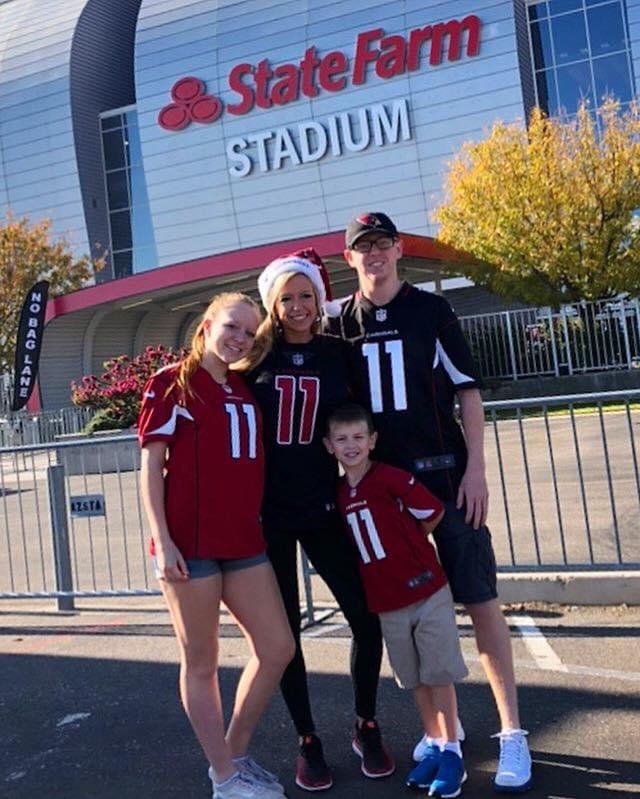 HAPPIEST OF BIRTHDAYS TO THE MAN, THE GOAT, THE LEGEND.
I THINK I SPEAK FOR THE #REDSEA AND ALL FOOTBALLERS WHEN I SAY @LARRYFITZGERALD  WE’RE SO GLAD YOU WERE BORN!!! #BIRDGANG 🎉 #FITZFAMILY 🏈