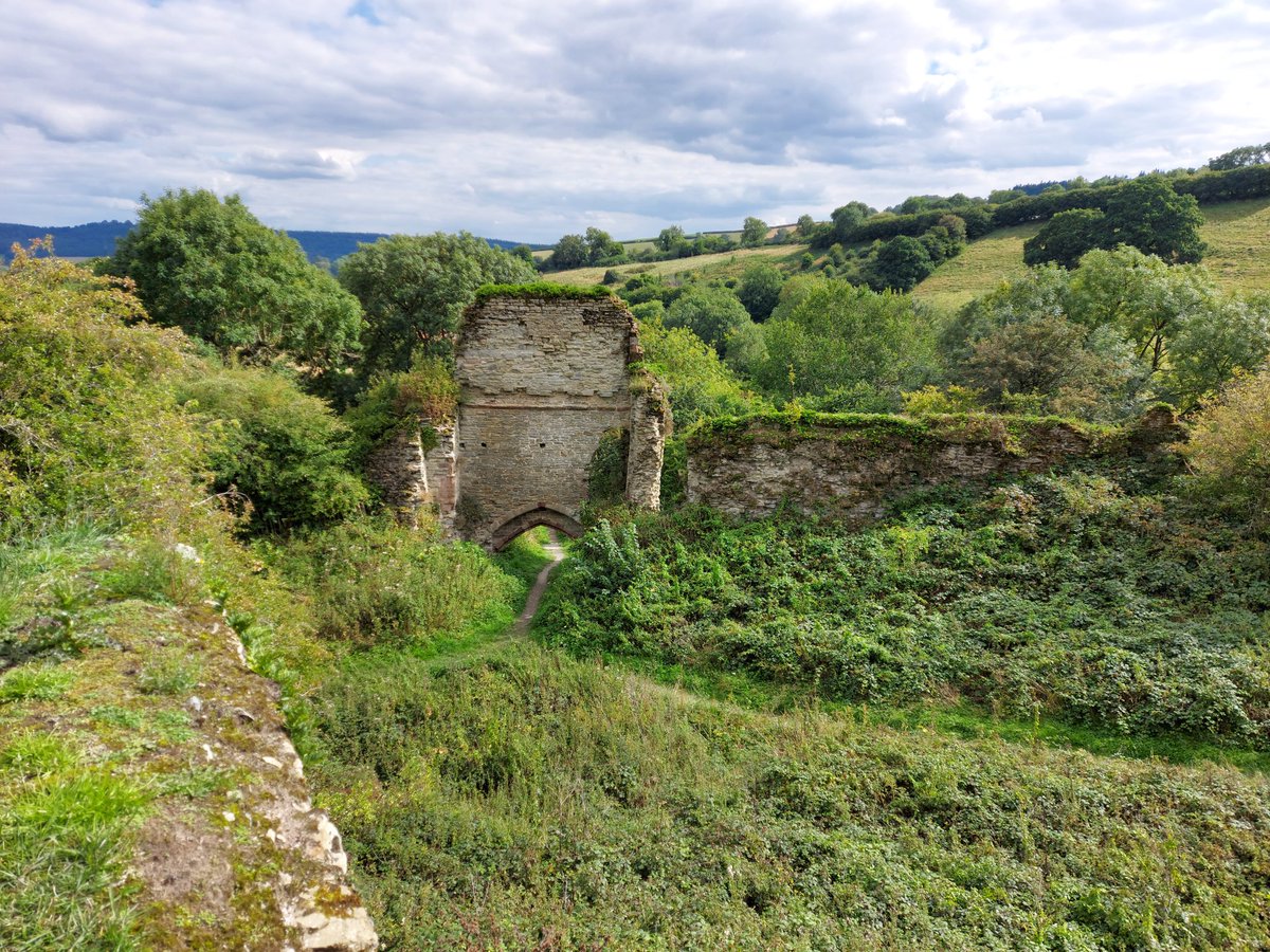RG1253's tweet image. Wigmore Castle, home of the Mortimers. Having defeated and slain Simon de Montfort at the Battle of Evesham in 1265, Roger Mortimer sent Maud, his wife, a present: Simon de Montfort&apos;s head.
