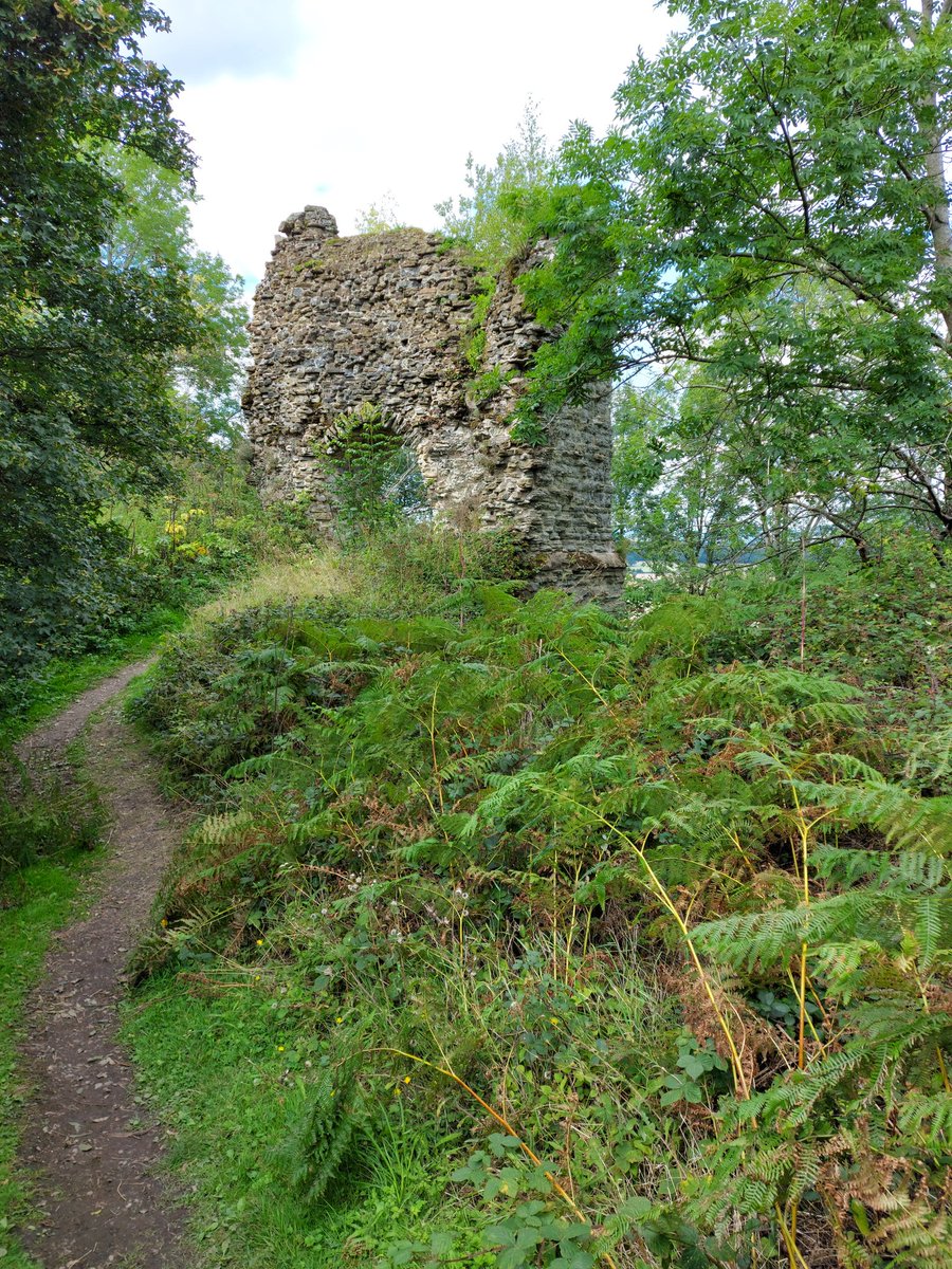 RG1253's tweet image. Wigmore Castle, home of the Mortimers. Having defeated and slain Simon de Montfort at the Battle of Evesham in 1265, Roger Mortimer sent Maud, his wife, a present: Simon de Montfort&apos;s head.