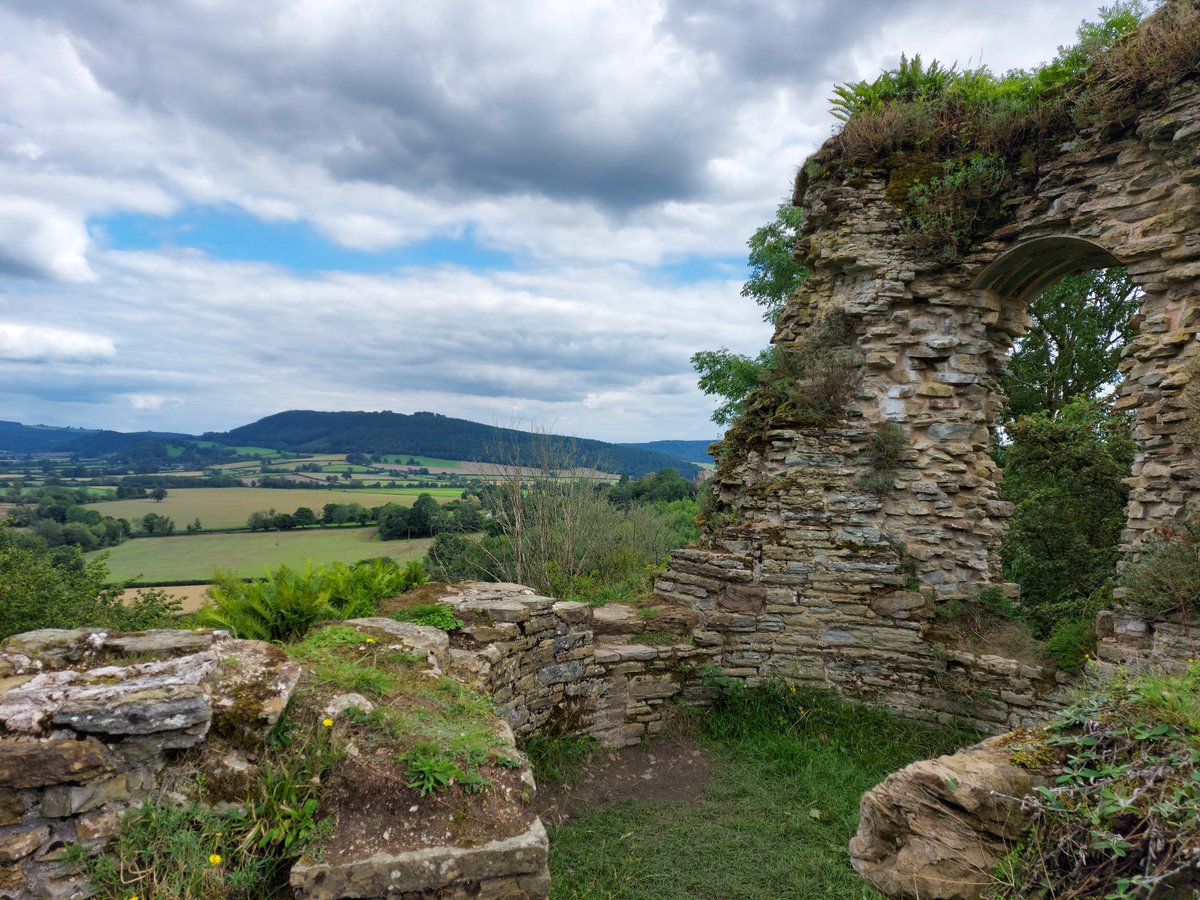 RG1253's tweet image. Wigmore Castle, home of the Mortimers. Having defeated and slain Simon de Montfort at the Battle of Evesham in 1265, Roger Mortimer sent Maud, his wife, a present: Simon de Montfort&apos;s head.