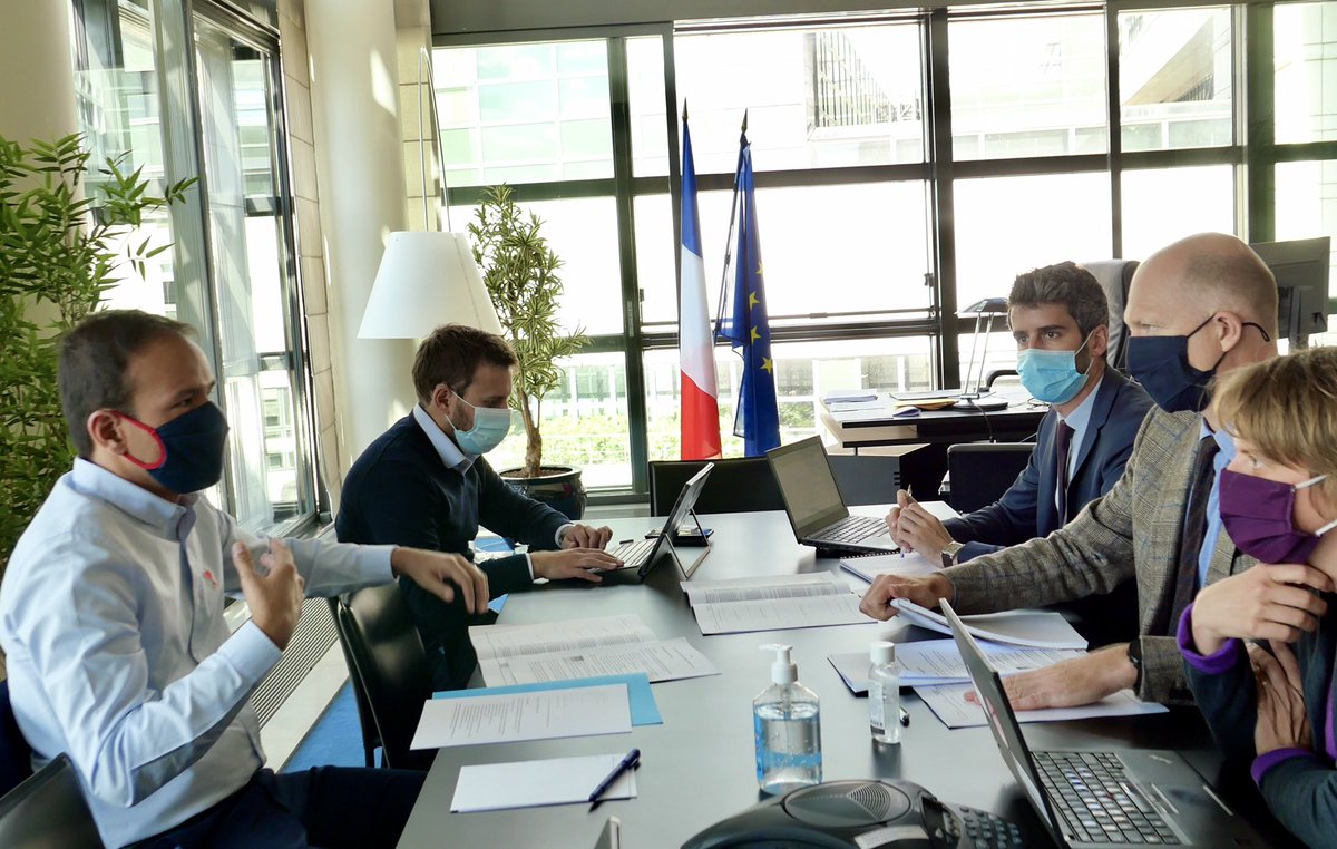 Avec <a href="/ReVe6el/">Renaud VEDEL</a>, coordinateur de la stratégie nationale pour l’IA, pour faire le point sur le plan #IA et envisager les prochaines étapes dans le cadre de la #relance. La 🇫🇷 veut continuer à être un acteur majeur de l’IA et de ses applications dans la santé, les transports...