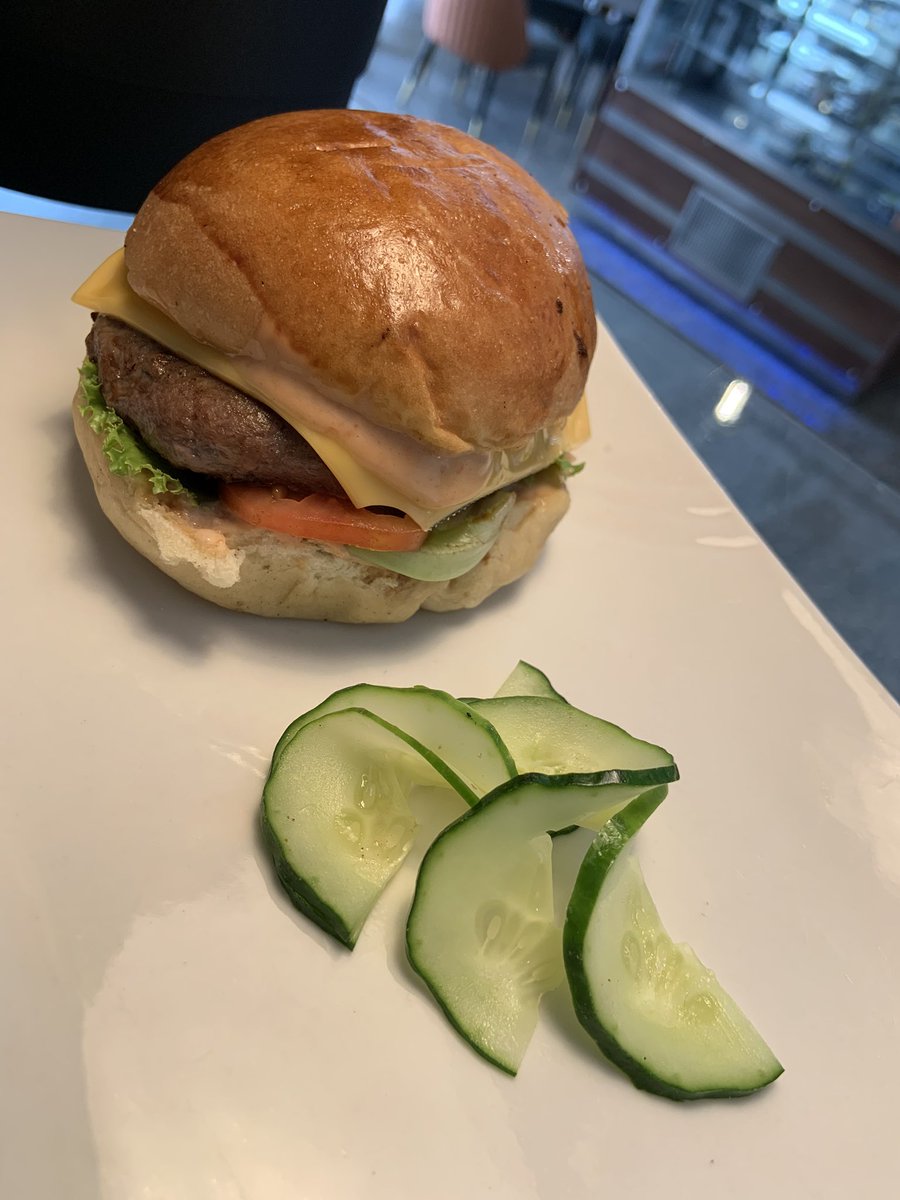 CakesRaisins's tweet photo. Raisins burger bread
Raisins burger meat. 
made with love . 
Raisins burger. 👍😍 https://t.co/4I0M2lbXqK
