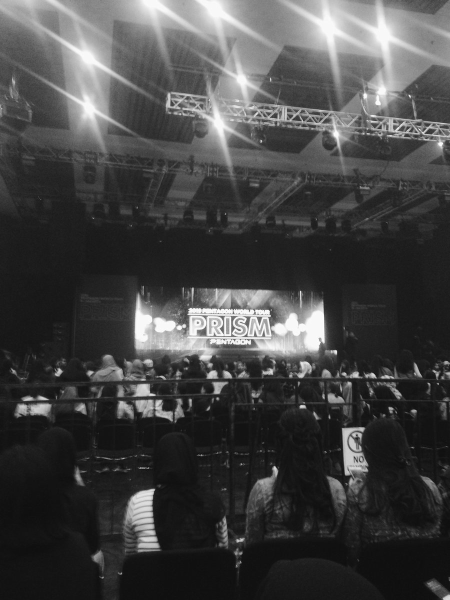 daisycatttt's tweet photo. My first kpop concert #PrismInJKT. Thankyou @CUBE_PTG & universe π https://t.co/tXZ3J3qVdO