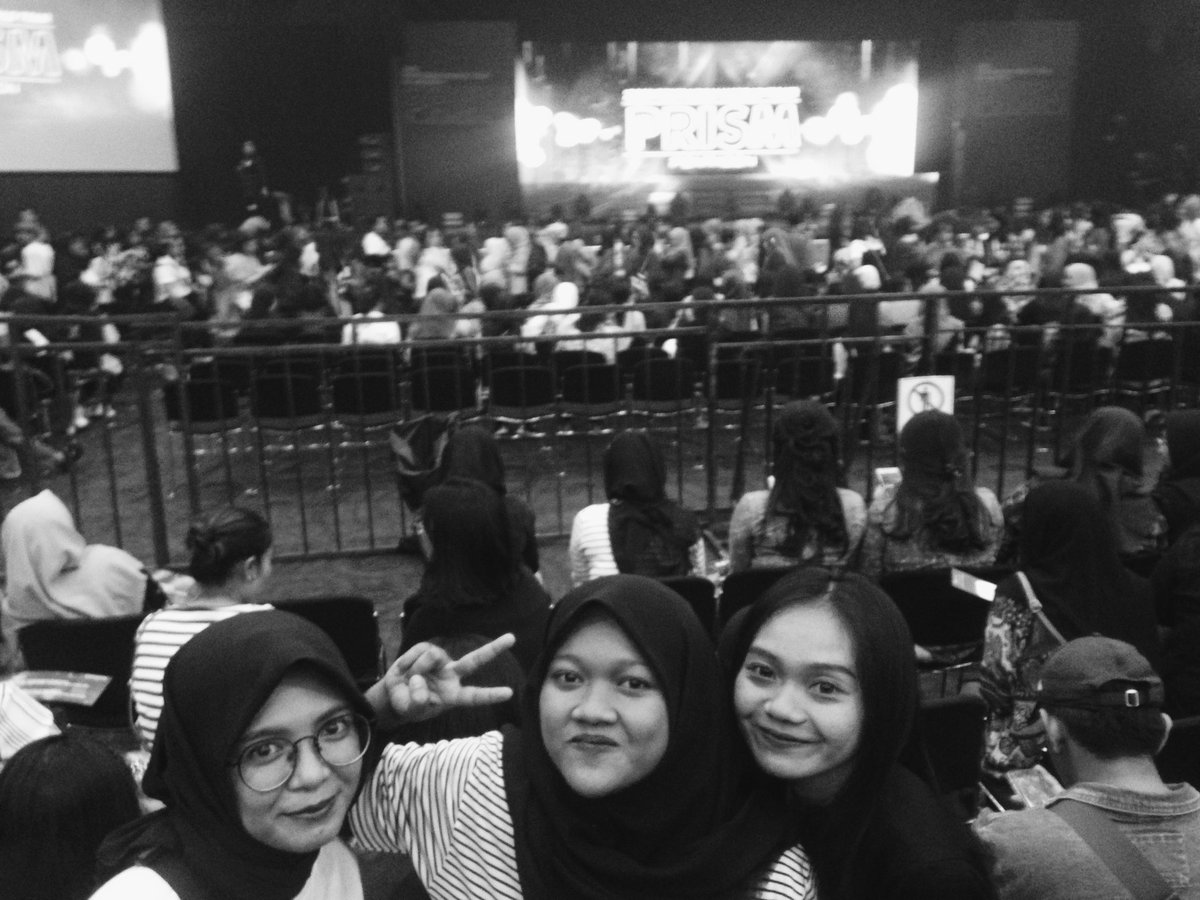 daisycatttt's tweet photo. My first kpop concert #PrismInJKT. Thankyou @CUBE_PTG & universe π https://t.co/tXZ3J3qVdO
