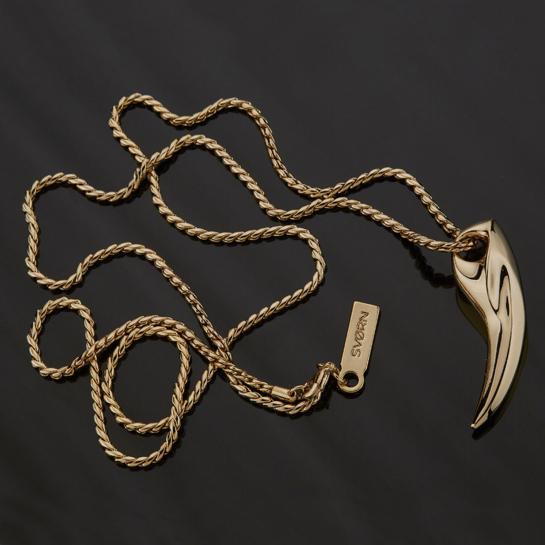 Fenrir pendant in Arctic Gold finish
👉 SHØP Fenrir pendant in Chrome Noir or Arctic Gold finish: svorn.net/products/fenri…

#mensjewelry #jewelry #accessories #streetjewelry #hypebeast #streetstyle #streetwear #streetfashion #mensaccessories #gift #mensgifts #hiphopjewelry #bling