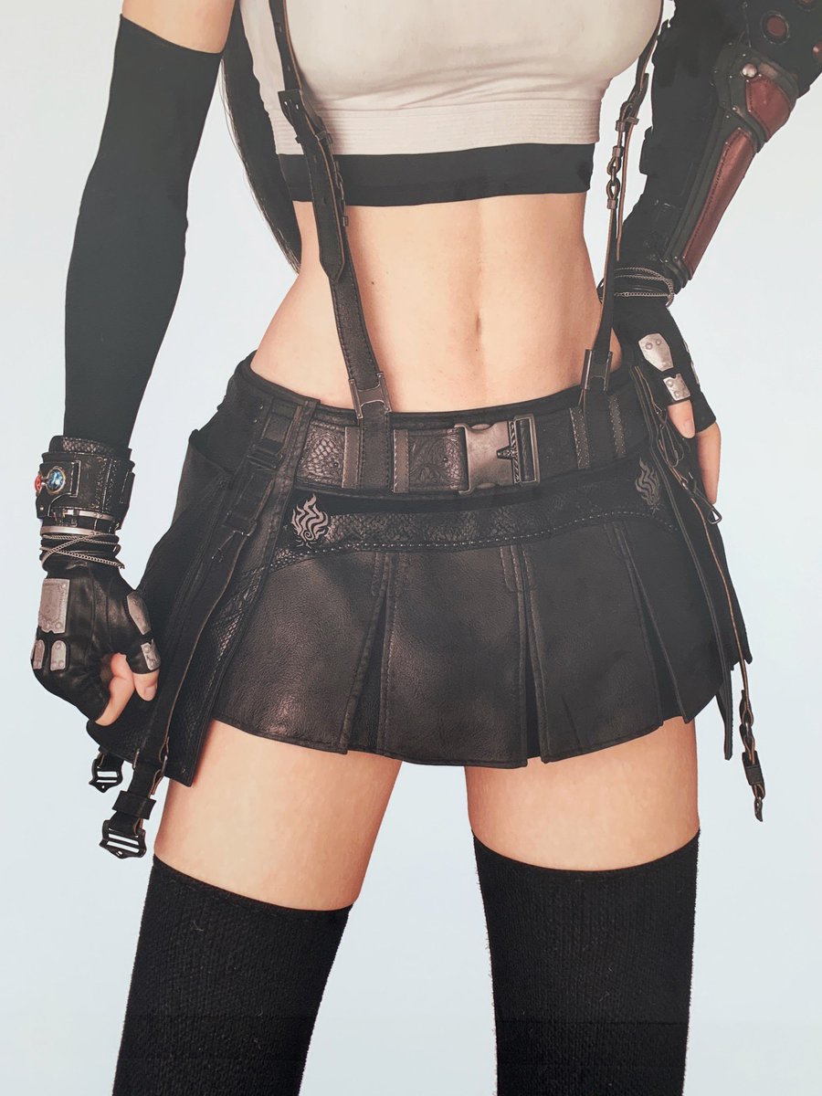 Look at the cotton balls and dust on Tifa’s socks??!! The threading is so clear on too  and the moles on her torso!!! Her shoes also have a snakeskin type texture on top.Does anyone know what the text on her gloves and arm bracers are supposed to say though? #FF7RxSkytree