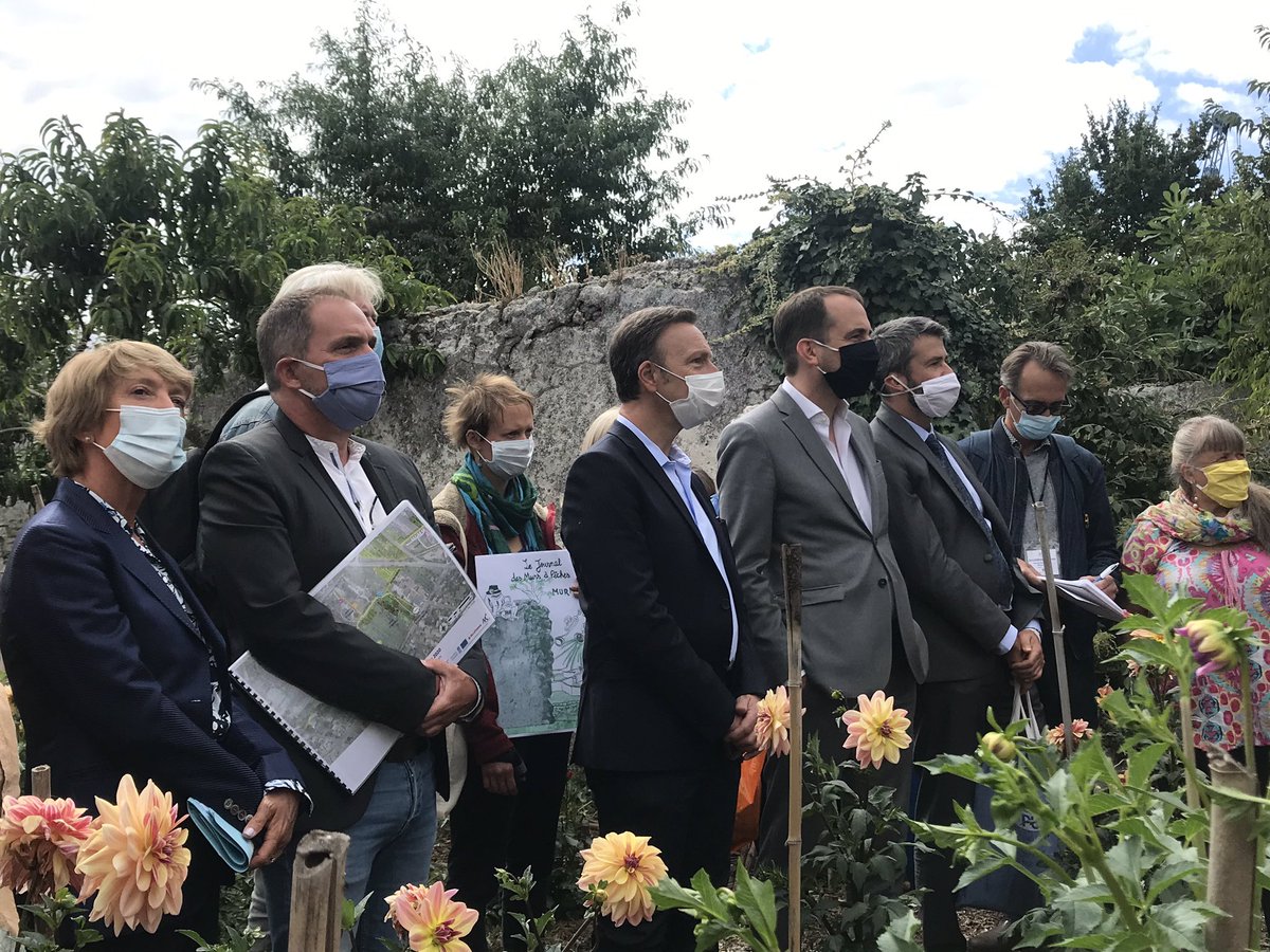 MGPagelBrousse's tweet photo. Quelle belle visite des murs à pêches de @montreuil ! Des initiatives remarquables et maintenant l’aide de la #missionBern pour aller plus loin. @REMPART_asso est fière d’avoir contribué avec @Mursapeches à la sauvegarde et mise en valeur de ce site unique. https://t.co/uvbS13F9ZO