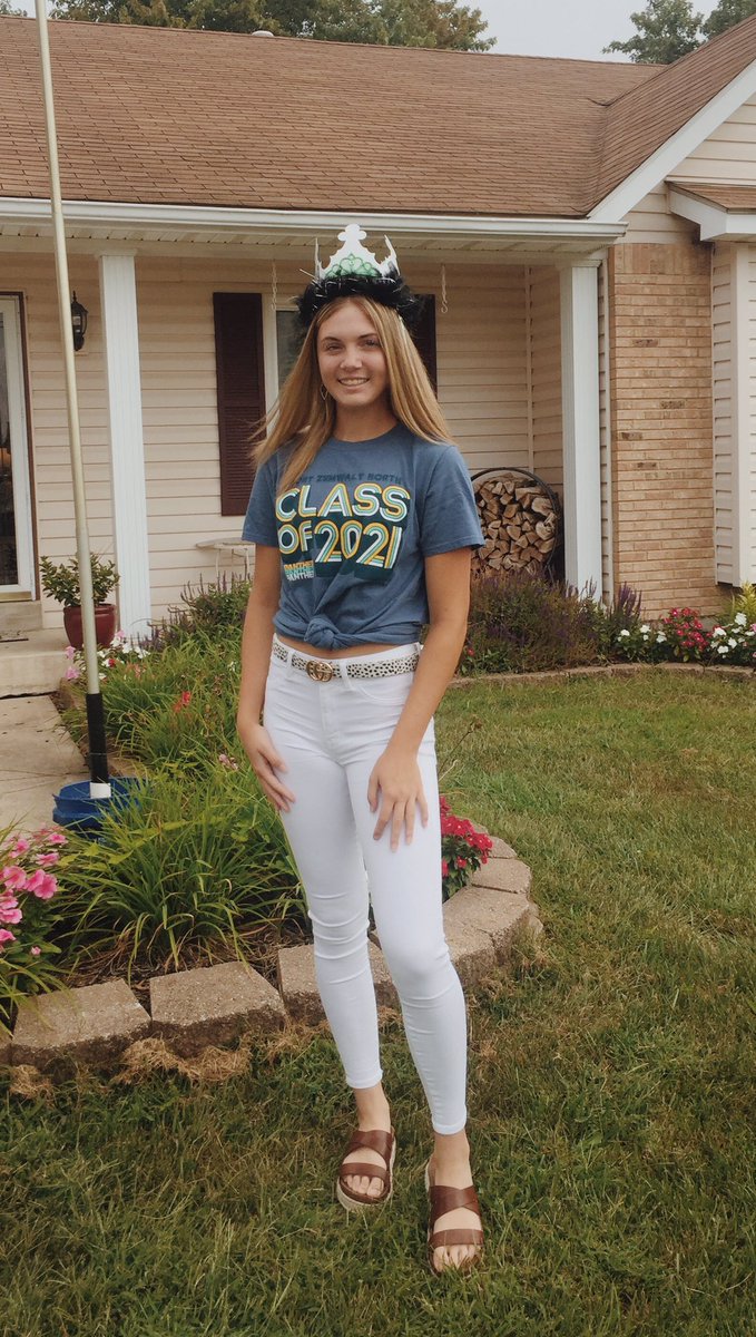 ashleigh_2917's tweet photo. senior yearπ #FZNFirstDay2020 https://t.co/TGvyjjSeUa