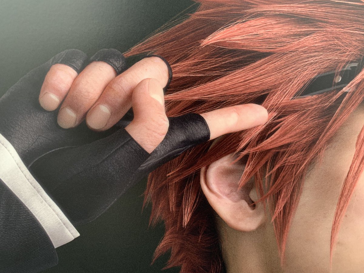 Reno’s natural hair color is showing on his sideburns, and you can clearly see how they designed the anatomy of his fingers and nails (he has a mole on his right middle finger). His chest has a ton of moles and visible skin pores with tiny hairs. #FF7RxSkytree