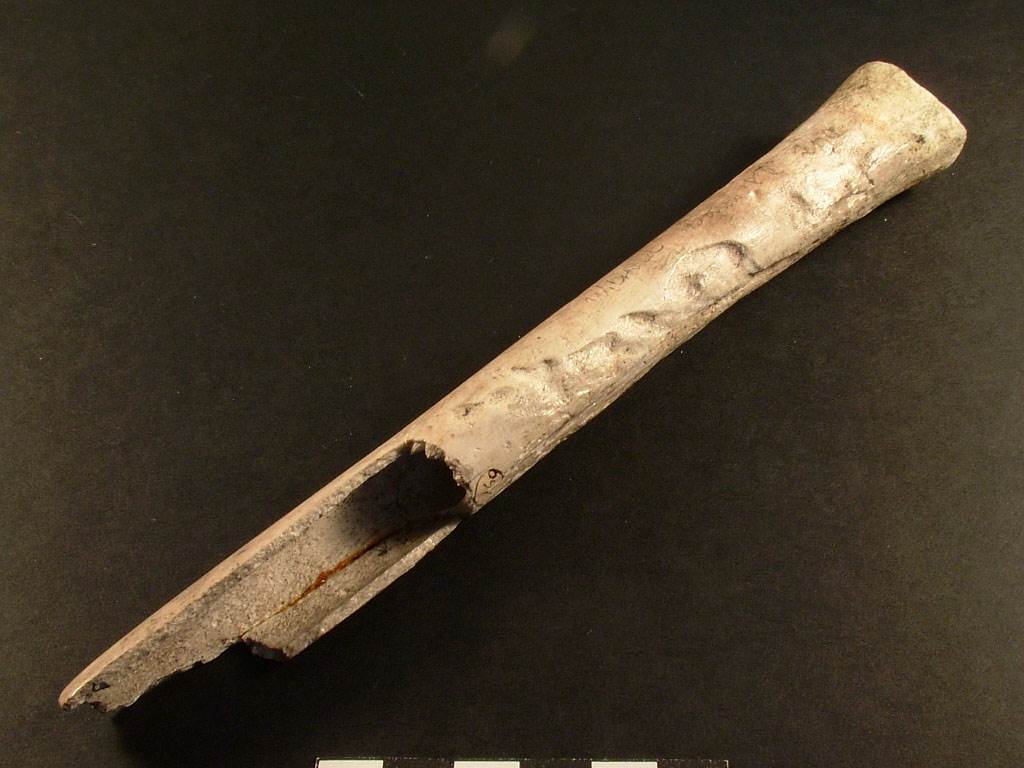 5/8 In one case from Wiltshire, a human thigh bone had been crafted to make a musical instrument and included as a grave good with the burial of a man found close to  #Stonehenge  @WiltshireMuseum  https://bit.ly/2QGNrKO 
