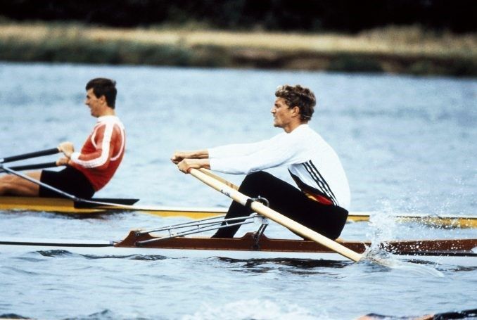 2 single scullers on water