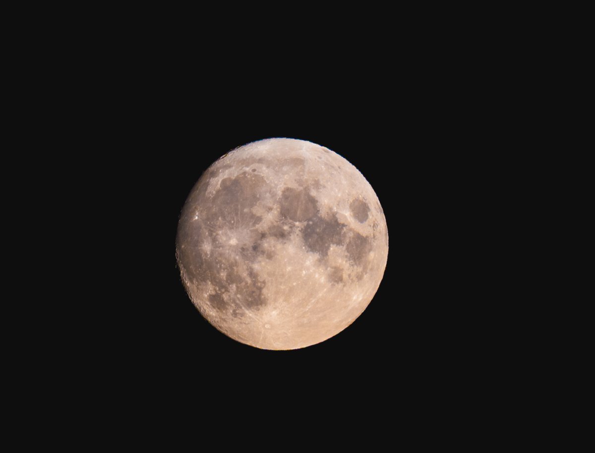 marksmcneill's tweet photo. tonights moon 

@ProfBrianCox @astro_timpeake @Roy_Astro @IDADarkSky 

#moon #nearlyfull #nightsky https://t.co/IXtChOkgXD
