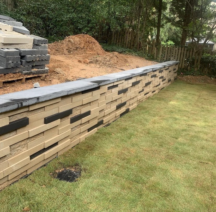 TechoNerren's tweet photo. Got a case of the Mondayโs?? Let @techobloc help you out!.
Our #TechoPro @corescapes aka the โGraphix Guruโ is absolutely nailing our #GraphixWall down in the #Atlanta market! Loving the blend here in this wall, mixing our #BeigeCream and #OnyxBlack! ๐ช๐ป๐ช๐ป https://t.co/zMwGjFse60
