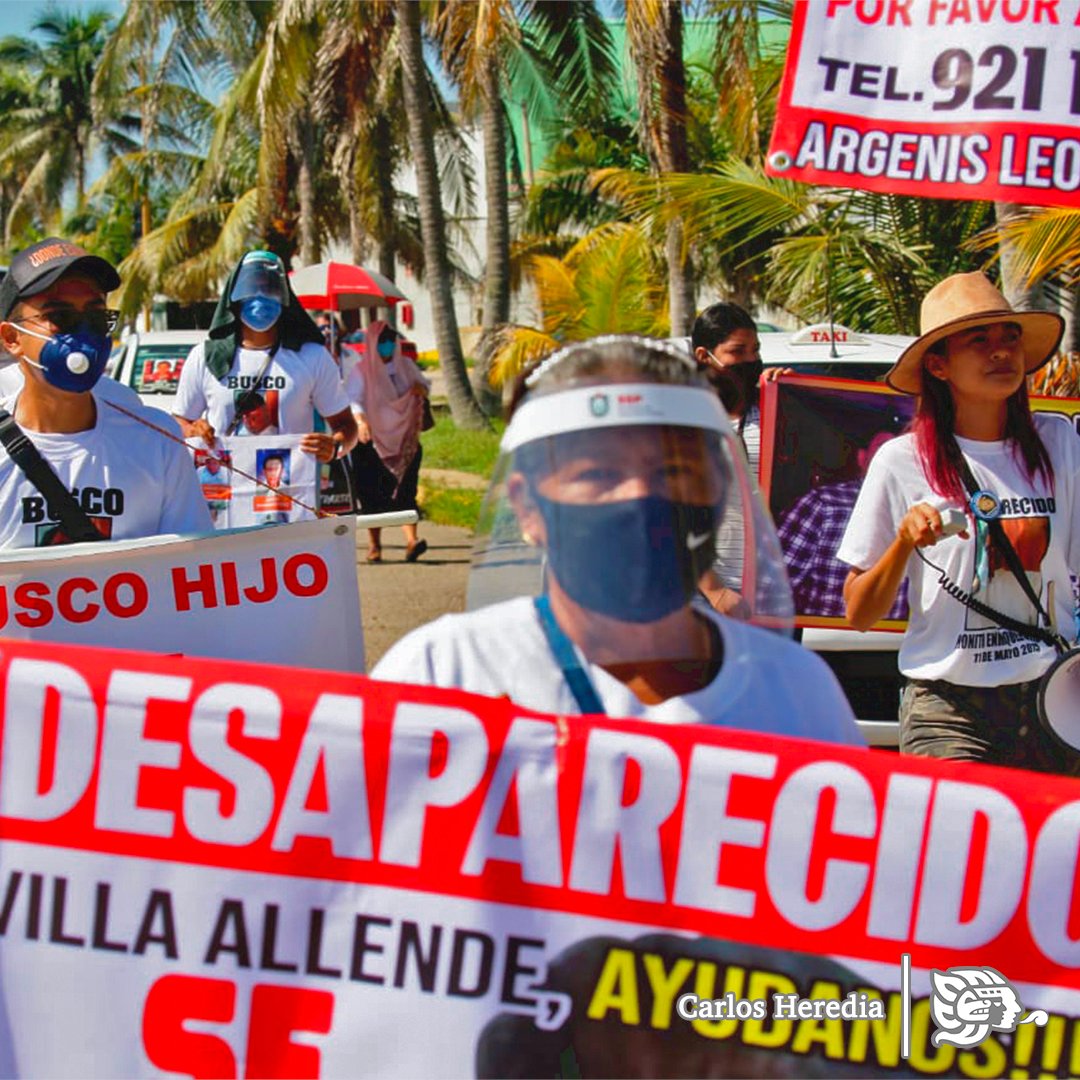 diariodelistmo_'s tweet photo. Pese al trabajo de los colectivos de búsqueda, en #Coatzacoalcos ni siquiera hay una cifra oficial de personas desaparecidas, mucho menos conocimiento de su paradero. Este domingo se manifestaron y marcharon por ellos.

📷: Carlos Heredia https://t.co/IfMCNpR3FZ