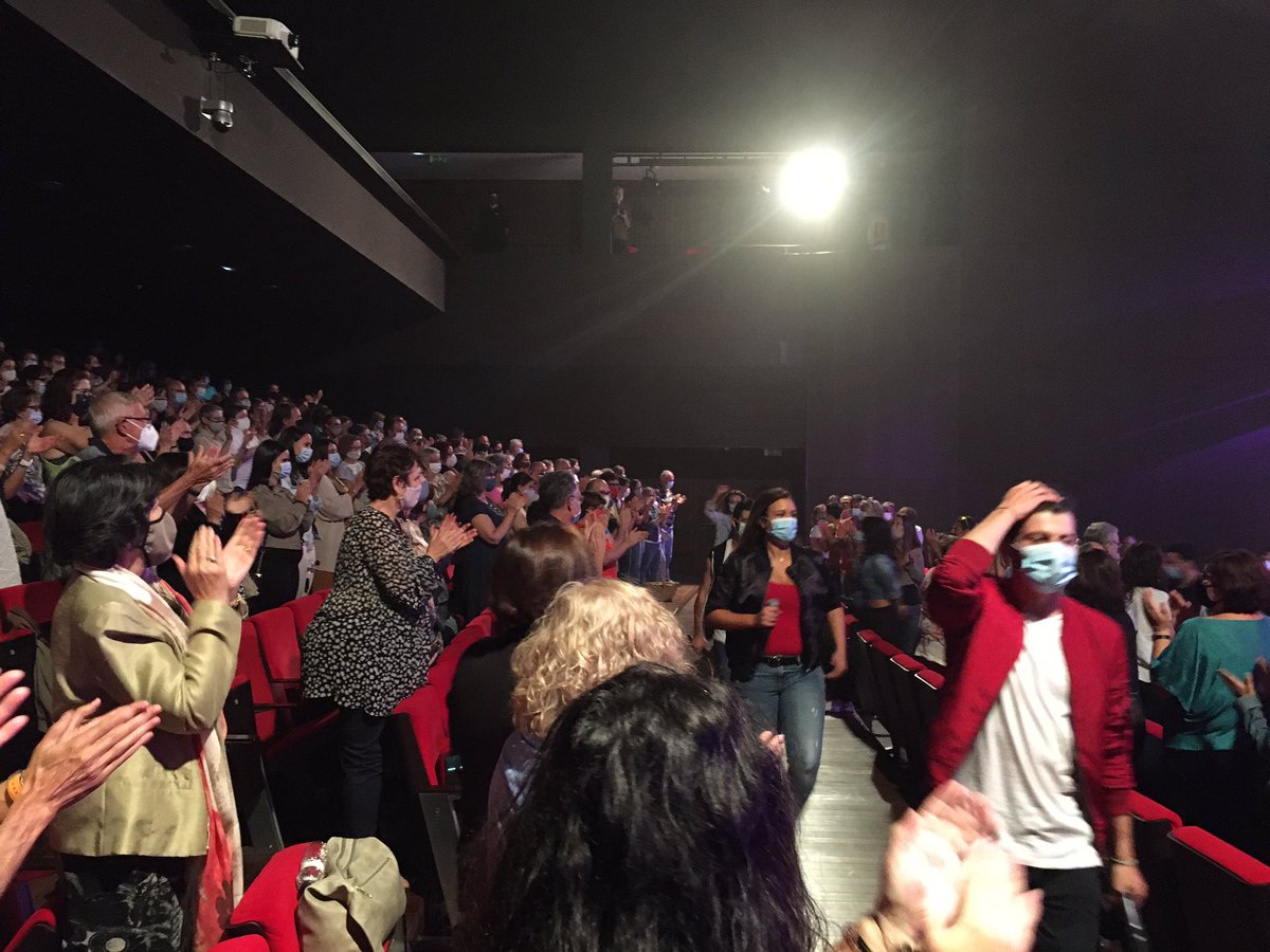 “Broadway a capella” no només ha estat una selecció de peces de grans musicals magníficament interpretades. Ha estat un emotiu homenatge a la Cultura d’una companyia que des del 13 de març no pujava als escenaris i que el públic ha correspost dempeus. #Manresa #laculturaéssegura