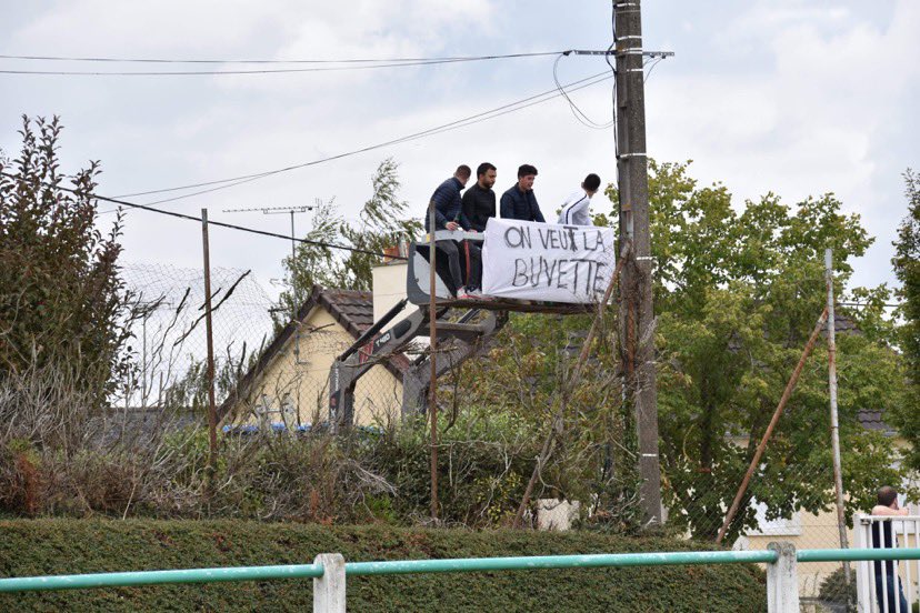 clappingmedia's tweet image. Les huis clos en Coupe de France dans certains départements n'ont pas arrêté tout le monde...🤣🍻
