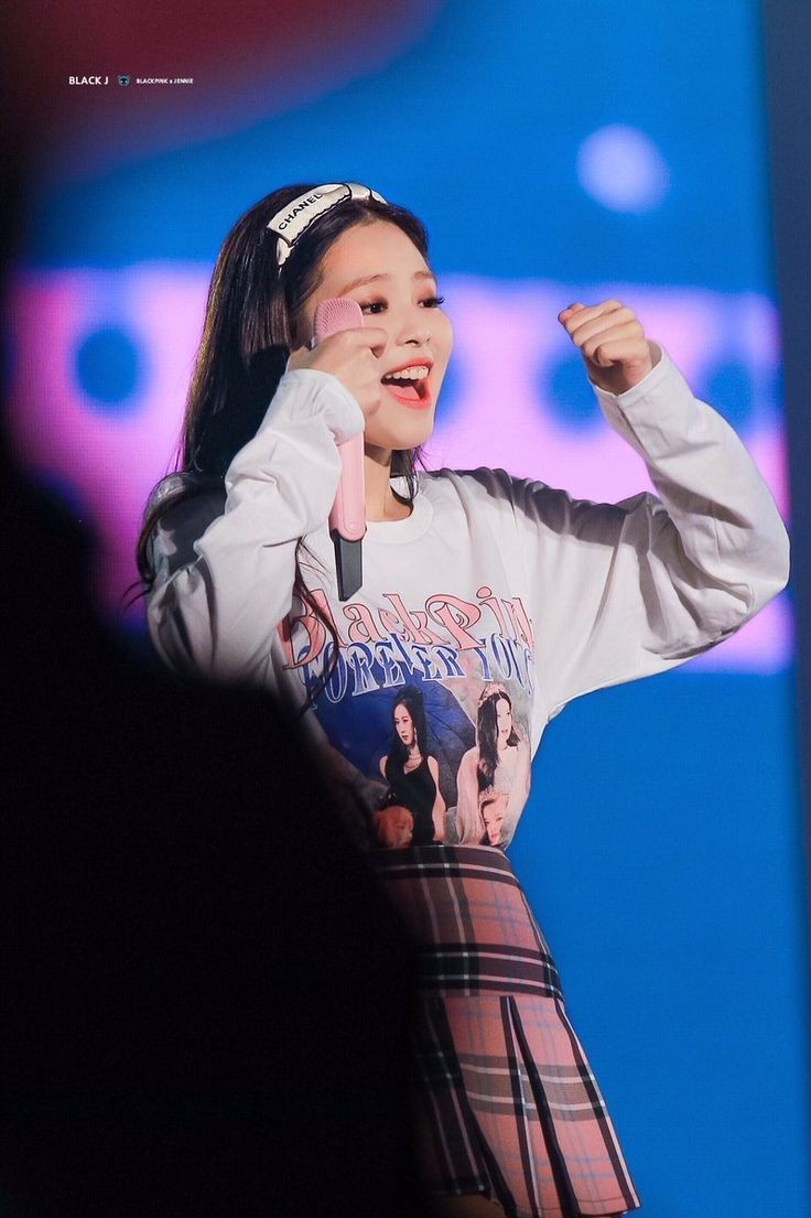 ↳ 𝐞𝐲𝐞𝐬 𝐭𝐞𝐥𝐥 ♡a thread of jennie looking at blinks with her caring eyes. ღ                       @BLACKPINK ❥