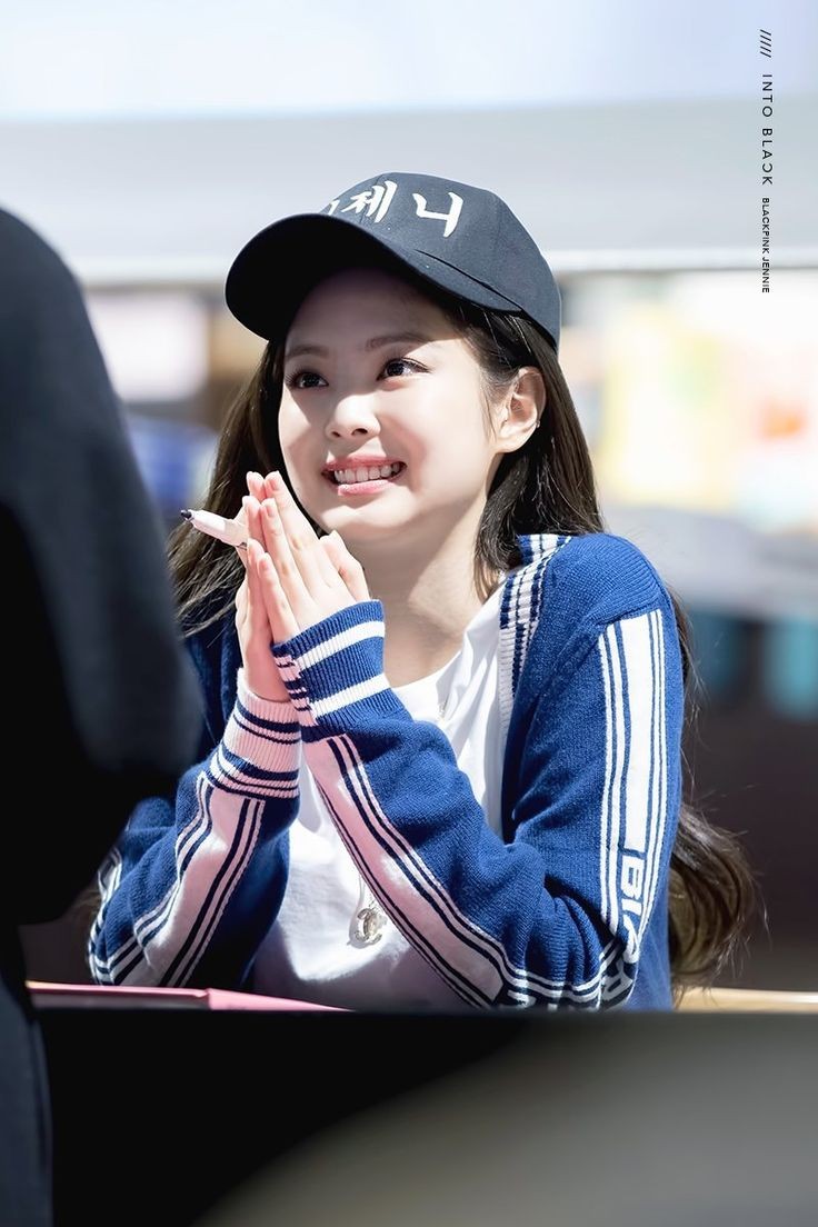 jennie always looks at blinks with such admiration for all of them ♡