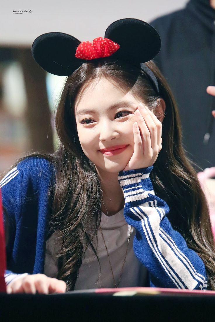 jennie always looks at blinks with such admiration for all of them ♡