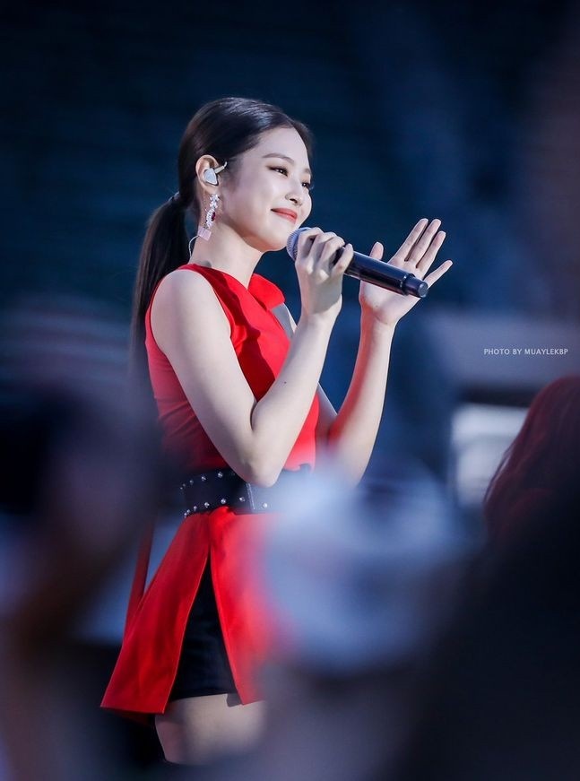 jennie always takes time to look into blinks eyes and whenever she does that a huge smile instantly appears on her face ♡