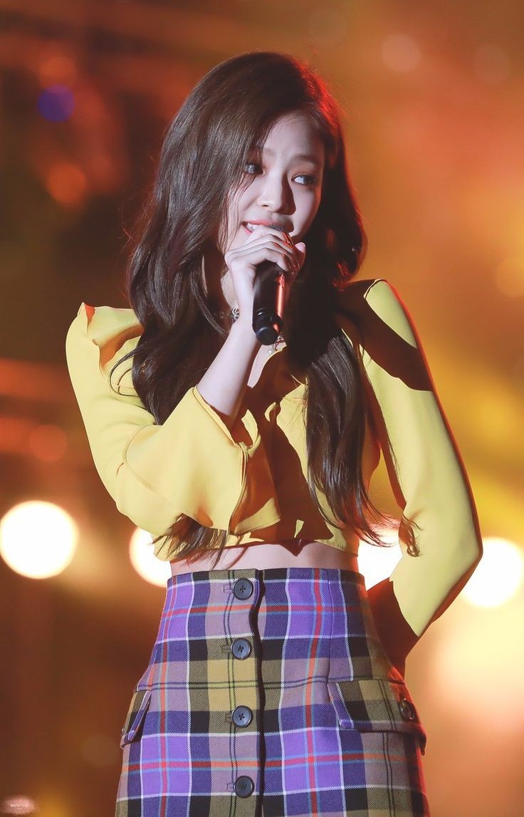 jennie always has this full of love and affection look when she stares at the blinks ♡
