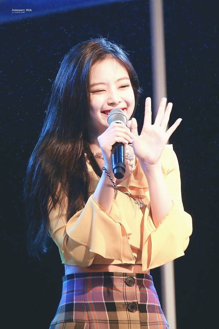jennie always has this full of love and affection look when she stares at the blinks ♡