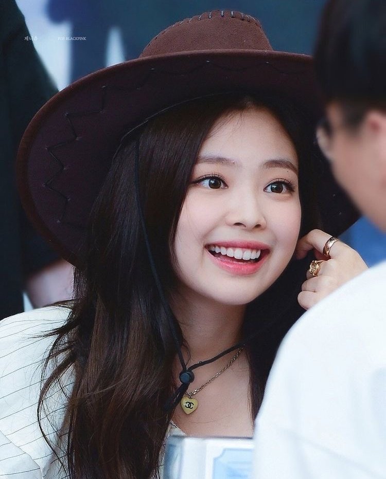 jennie always looks so proud of blinks. ♡