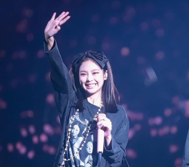 jennie always makes sure to wave to all the blinks in the crowd with a big smile ♡