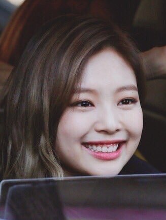 she always look at blinks like they are her whole world. ♡