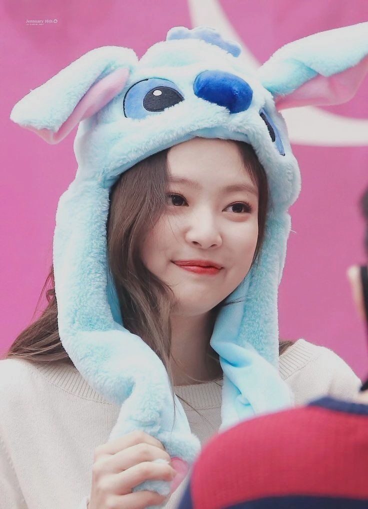 her eyes tell how much she loves to be next to the blinks ♡