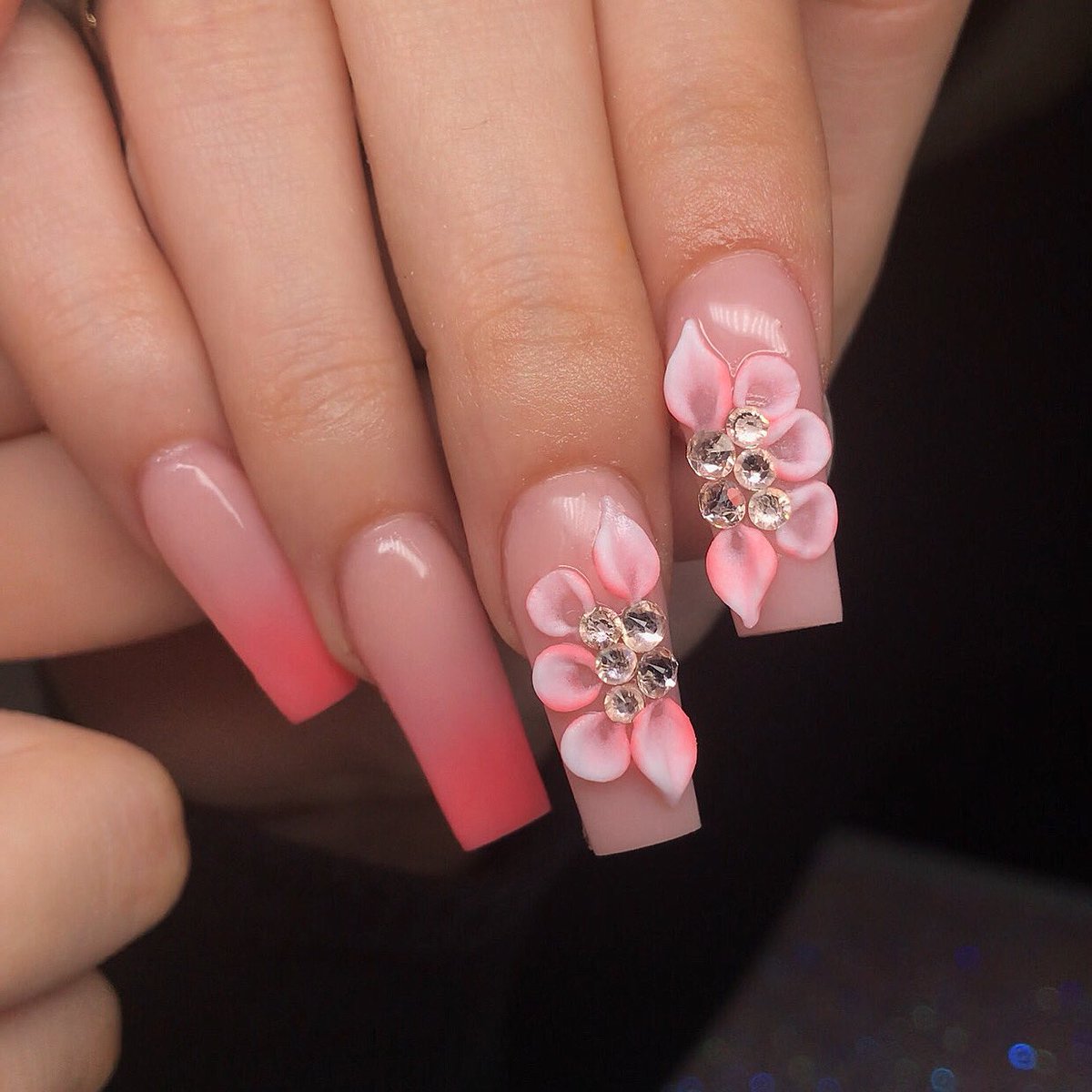 lazaileen's tweet photo. hi i’m aileen, i live in oak cliff and i started doing nails 6 months ago. i’ve been too shy to promote myself on twitter but i’m hoping to expand my clientele ✨ a simple retweet would help my small business so much 🥺👉🏼👈🏼 
• follow my ig @lazaileennailz 💓 https://t.co/xykEBJbRD3