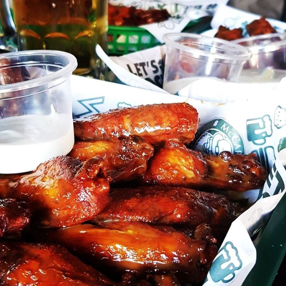 Feliz #LunesDeAlitas banda, vamos a comenzar la semana como se debe, con mucha actitud y alitas con los amigos. Todos con sus debidas precauciones. #LetsRock