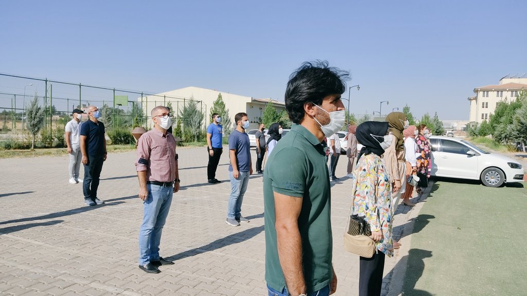 Bugün saat 09.00'da okulumuzda İstiklal Marşı'mız ve ardından okul zili sesi yükseldi. Çocuklarımıza duyduğumuz özlemle, hep birlikte marşımızla, ders zilimizle, bütün iyi dileklerimiz ve neşemizle.. #uzaktaneğitimleokuldayız''.
<a href="/omerdereci/">Ömer Dereci</a> @ibrahim_Yagan63 <a href="/a_kurur/">Abdurrahman KURUR</a> @abbasmutlu63